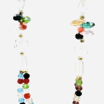 Colar colorido feito de contas variadas em diferentes formas e cores.