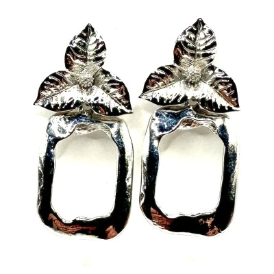 Brincos prateados com folhas e formato irregular