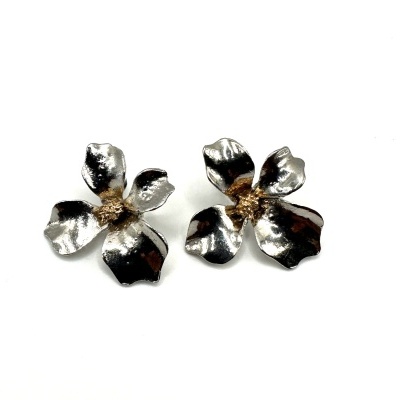 Par de brincos florais metalizados prateados sobre fundo branco