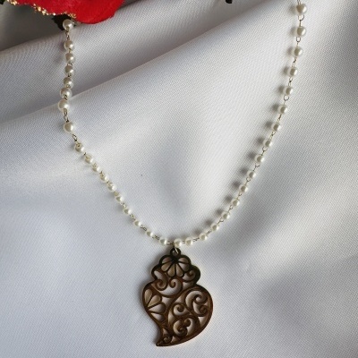 Colar pérola branca com pingente de coração em metal trabalhado
