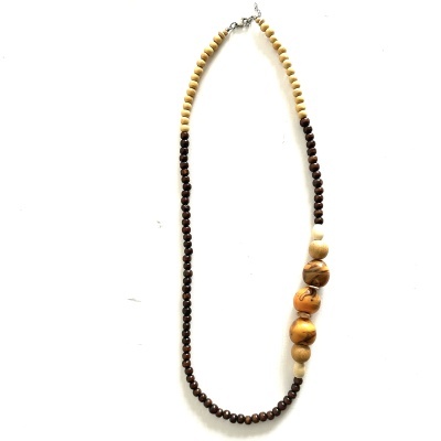 Colar de contas de madeira claras e escuras com três contas grandes decorativas marmoreadas