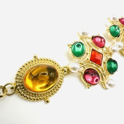 Pulseira dourada com pedras coloridas e pérolas