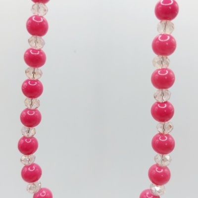Colar com contas rosa, translúcidas e pendente de pedra rosa clara.