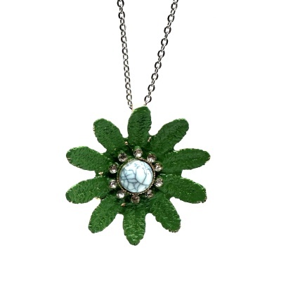 Colar com pendente flor verde e pedra branca central