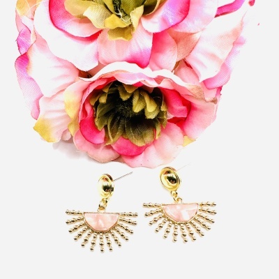 Brincos dourados com pedra rosa e flores artificiais