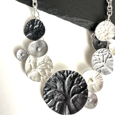 colar com discos metálicos em relevo em prateado e preto