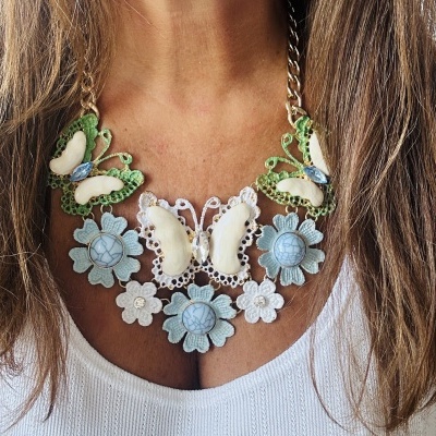 Colar artesanal de borboletas e flores em crochê azul claro, branco e verde