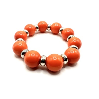 Pulseira de contas cor de coral e esferas prateadas