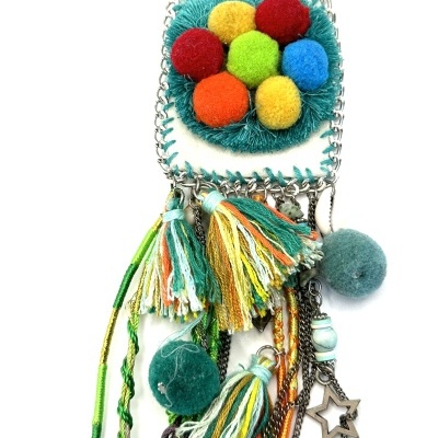 Colar artesanal colorido com bolas de feltro, franjas e pendentes metálicos em fundo branco