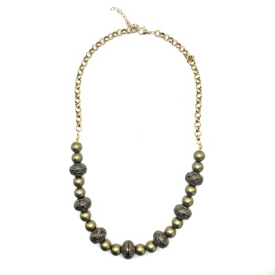 Colar com contas douradas e padrão ornamentado em relevo