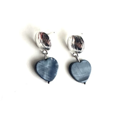 Brincos pendentes em prata e coração azul escuro