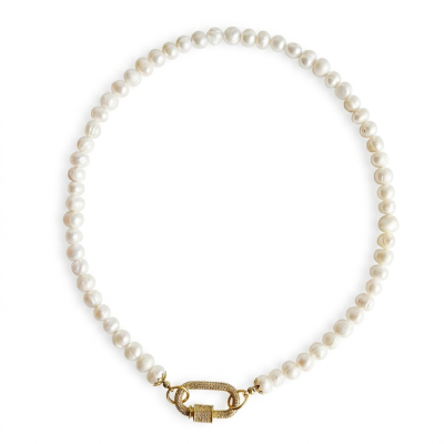 Colar de pérolas brancas com fecho dourado texturizado