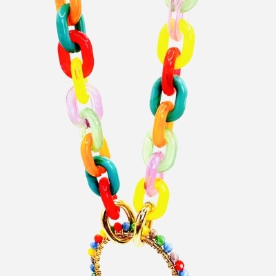 Colar colorido com pendente circular dourado e contas coloridas