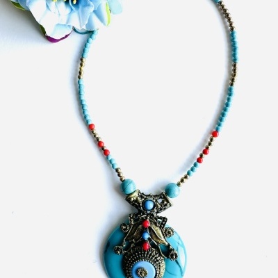 Colar com contas azuis, pendente redondo com detalhes metálicos e pedras coloridas