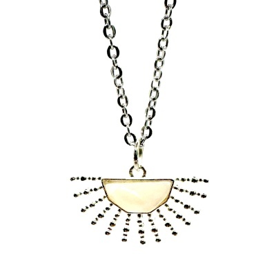 Colar prateado com pendente creme em semi-círculo e detalhes em forma de raios