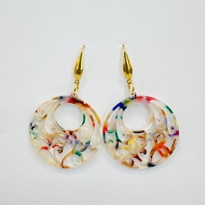 Brincos pendentes com argola circular colorida e suporte dourado