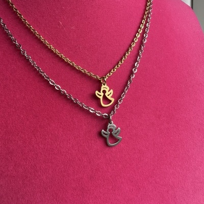 Colares com pendentes de anjo dourado e prateado num suporte rosa