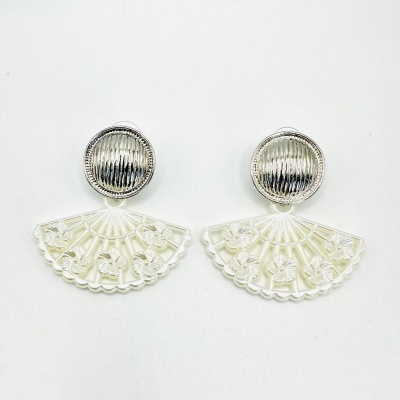 Brincos com topo redondo prateado e pendente em renda branca em forma de leque