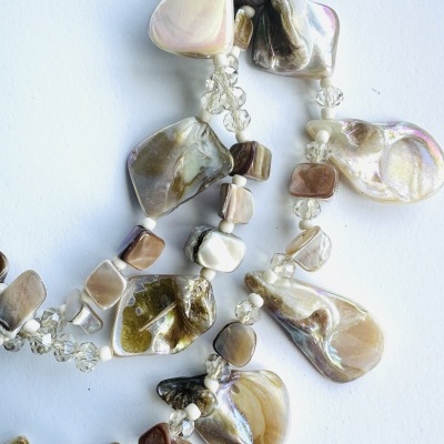 Colar de conchas e contas em tons castanhos e bege