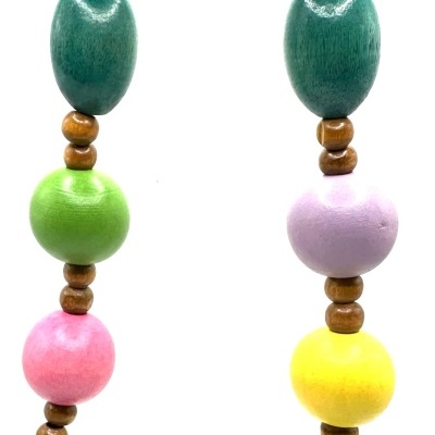 Colar de contas de madeira coloridas em várias formas e tamanhos.