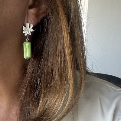 Brinco pendente com flor prateada e cilindro verde