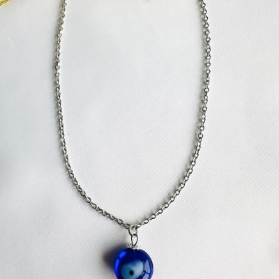 Colar com pendente de olho turco azul em corrente prateada