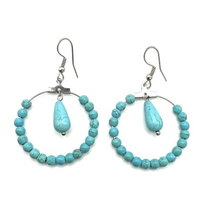 Brincos em aro circular com contas turquesa e pendente gota turquesa