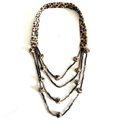 Colar com contas animal print e pretas