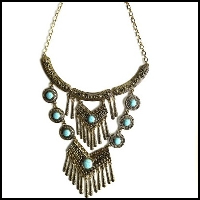 Colar em metal bronze com pedras turquesa e pendentes decorativos