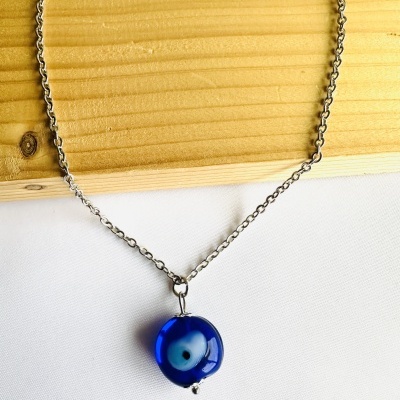 Colar com pendente de vidro azul e corrente prateada