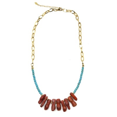 Colar dourado com contas azuis e pendentes vermelhos.