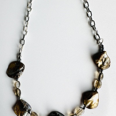 Colar com pedras castanho escuro e translúcidas e corrente prateada de elos