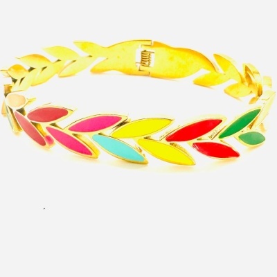Pulseira dourada com folhas coloridas em fundo branco