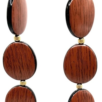 Colar de grandes peças redondas com acabamento em tom castanho madeira e separadores dourados