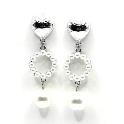 Brincos prateados com coração, círculo de esferas e pérola