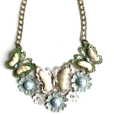 Colar dourado com borboletas creme e verdes e flores azuis e brancas