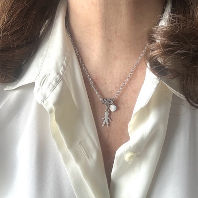 Colar prateado com pendentes de menino e coração