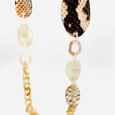 Colar com padrão de pele de cobra e corrente dourada