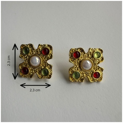Brincos dourados com pedras vermelhas e verdes e pedra perolada central
