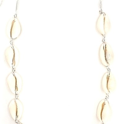 Colar com 12 búzios naturais ligados por correntes prateadas