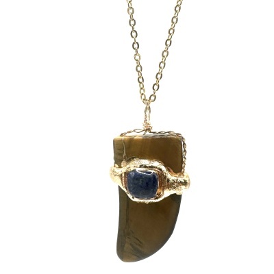 Colar dourado com pendente de pedra castanha e pedra azul quadrada