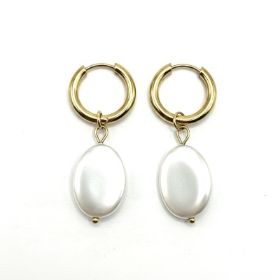 Brincos argola dourada com pendente oval de pérola branca