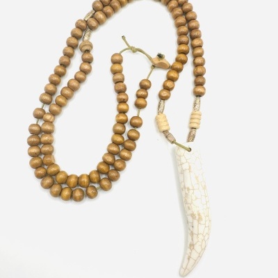 Colar com contas de madeira e pendente em marfim artificial