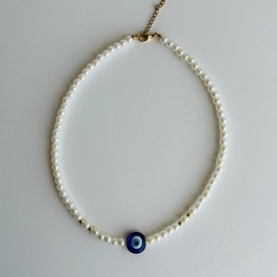 Colar de pérolas com conta de olho grego azul