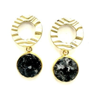 Brincos dourados com pedra preta redonda pendente
