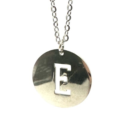 Colar com pendente redondo prateado e letra E em relevo