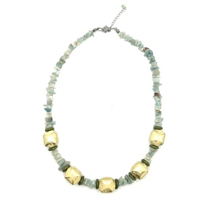 Colar com pedras azul claro, douradas e verdes com fecho metálico