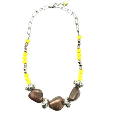 Colar metálico com pedras castanho escuras e contas amarelas e prateadas