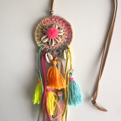 Colar artesanal com búzios, pompom rosa e franjas coloridas penduradas