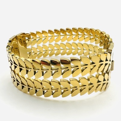 Pulseira dourada com padrão de folhas articuladas